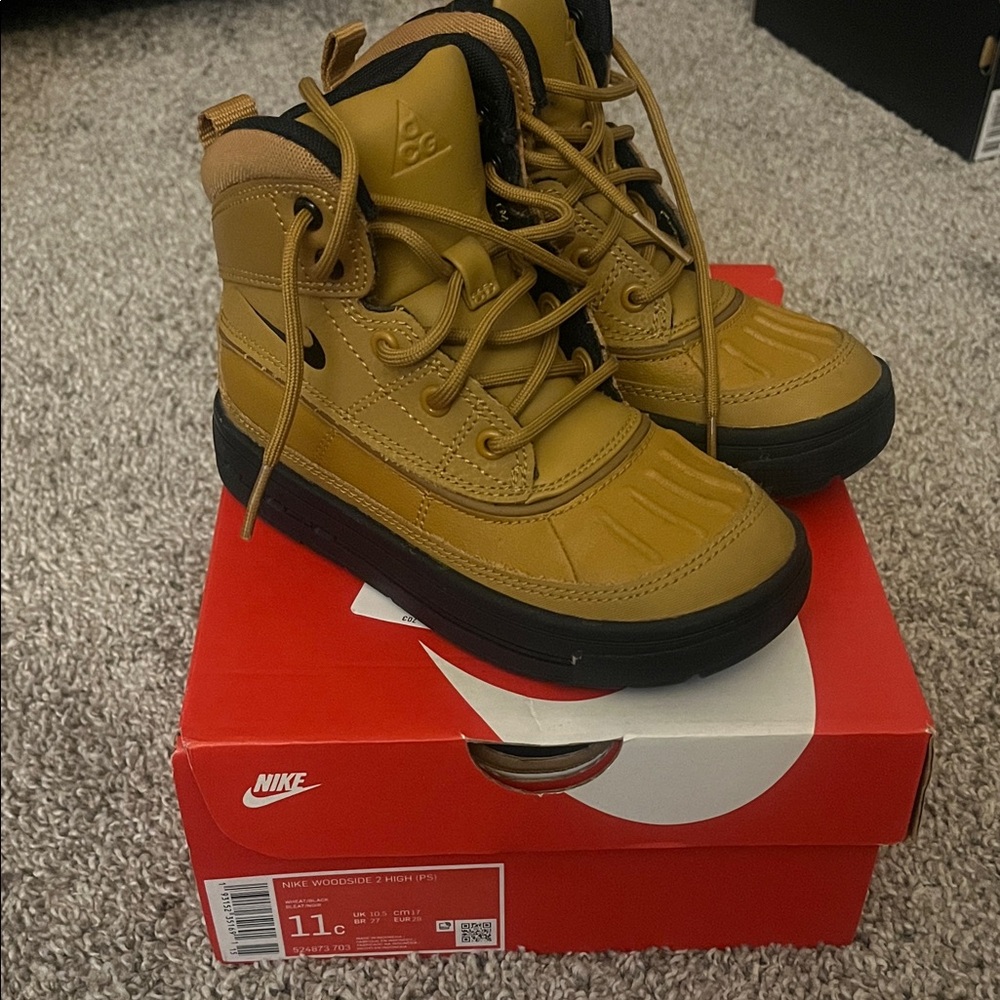 Nike Woodside 2 High (PS) Kids Tan and Black Boots boys or girls size 11c